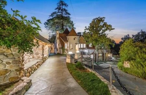 Newhall House | The Magic Castle (Unit6) -Six Flags Universal LAX