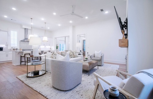 Oxford House | The Magnolia Manor, 4BRHome by Velvet Ditch Villas