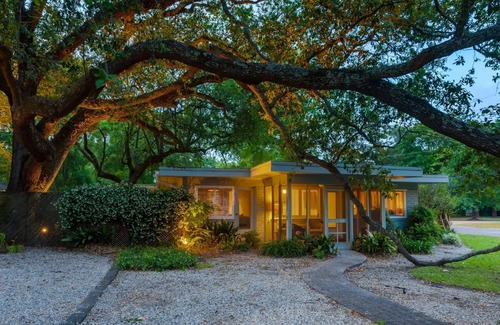Biloxi House | The Main Suite - perfect location in Ocean Springs.