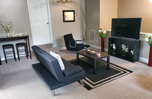 State Park Apartment | The Majestic Suite off Brickyard