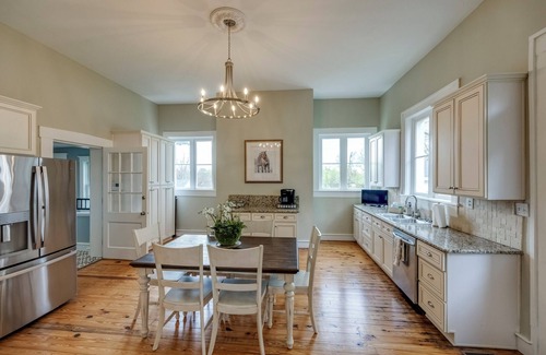 Nazareth House | The Manhattan Manor in Bardstown, Kentucky is minutes from the Bourbon Trail.