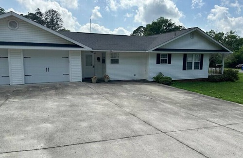Oneonta House | The Manor - Charming 3-bedroom house in lovely Oneonta with WiFi, AC
