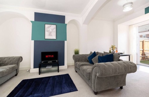 Jarrow House | The Maple Haven – Spacious 3BR w/FREE Parking