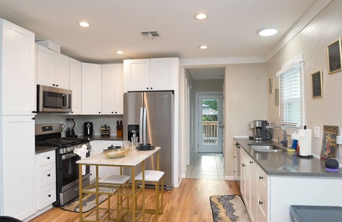 Near East Side House | The Marbled Speakeasy - Luxury Home w/backyard. 3 minutes to the Alamo!