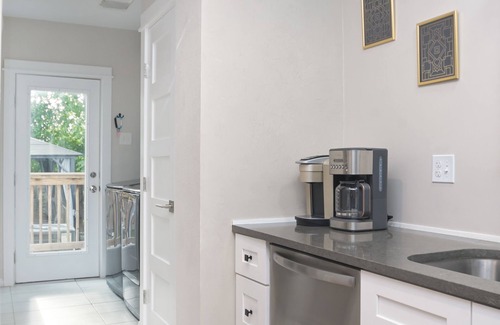 Near East Side House | The Marbled Speakeasy - Luxury Home w/backyard. 3 minutes to the Alamo!