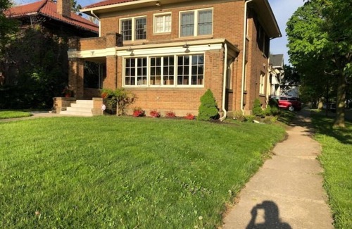 Downtown Toledo House | The Mini-Mansion at bookmymansion1.com