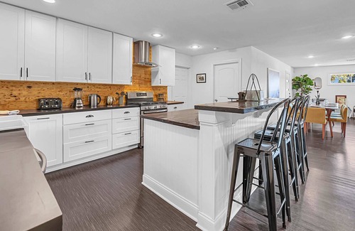 East Riverside House | The Mod Poppy | Large 5BR | 10 Mins to Waco Sights