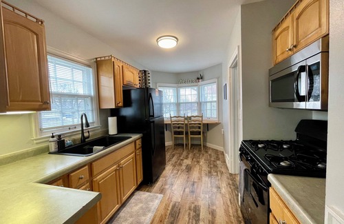 Sioux Falls House | The Modern Bungalow, Near DTSF, Dog Friendly, Private Sauna