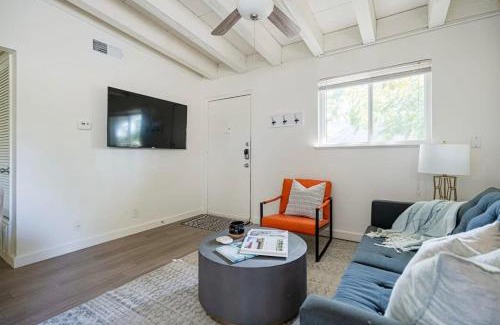 North University Apartment | The Modern I Sleep 5 I Close to Downtown I Roku TV