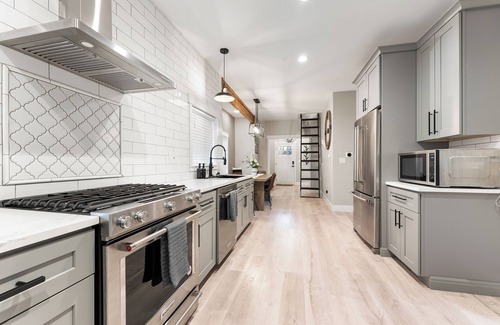 Puyallup House | The Modern Manor. A two bedroom, with loft, located in the heart of Puyallup.