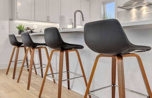 Downtown House | The Monroe - Modern Townhome - 1 mi to DT