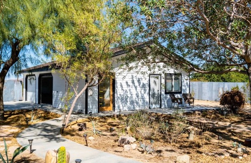 Joshua Tree House | The Moonsong: Joshua Tree - Hot Tub & Yoga Studio