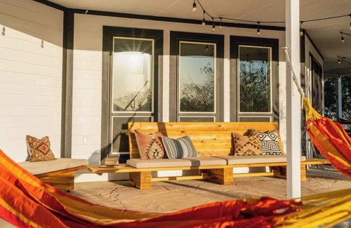 Joshua Tree House | The Moonsong: Joshua Tree - Hot Tub & Yoga Studio