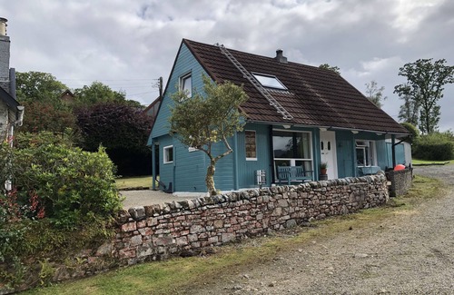 Cairndow Cottage | The Moorings, overlooking Loch Fyne - sleeps 4 guests in 2 bedrooms