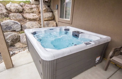 Cedar Hills House | The Mountain Escape | New Private Hot Tub | BBQ | Private Patio | Completely...