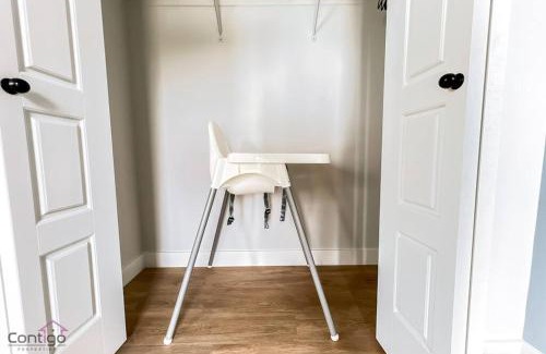 Southwest Edmonton House | The Nest, 3BR, AC, Near YEG Airport, King Bed!