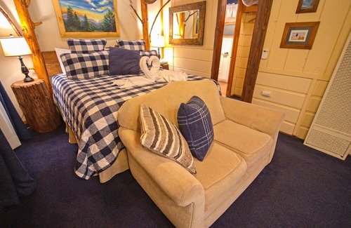 Twin Peaks Hotel | The Nest Duplex - Studio | One Bed | ¾ Bathroom | Sleeps Two
