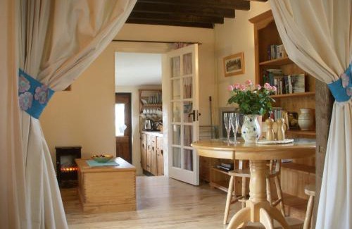 Stokeinteignhead House | The Nest - Thatched seaside country cottage for two