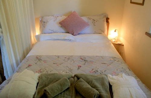 Stokeinteignhead House | The Nest - Thatched seaside country cottage for two