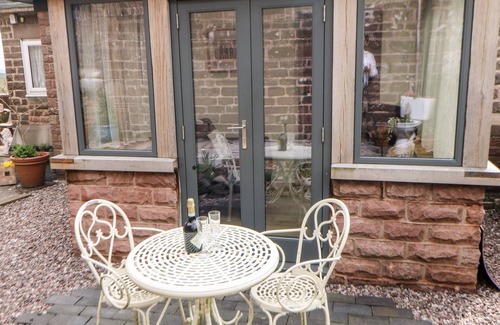 Quarnford Cottage | THE NETTY, pet friendly, with a garden in Buxton