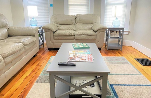 East Shore House | The New Haven Suite 3 Bedroom Near Beach100% sanitized