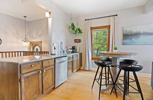 Hastings Apartment | The Nininger Apt - Walk to DT & River, King Bed