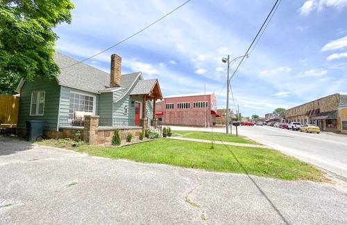Mountain View Cabin | The Nook on Main ~ Walk to restaurants and shops!