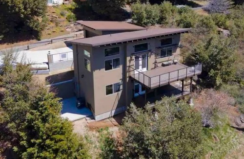 Julian House | The North Peak Retreat - Mountain Modern! Views, Gym, Pet Friendly