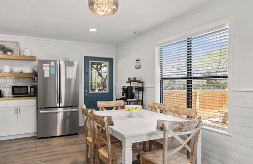 Boerne House | The Oak Haus ~ TX Hill Country escape with hot tub and game room!
