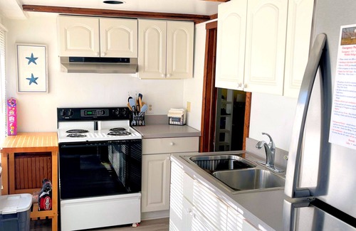 Chincoteague House | The Oaks - 2BR Island home close to town & shopping. Linens provided!