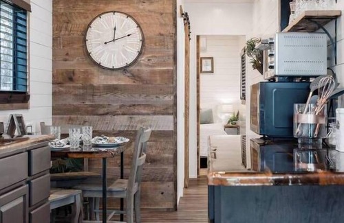 Waco Apartment | “The Oaks” Helm™ model Container Home 12 min to Magnolia Market