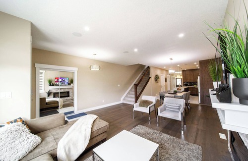 Jasper Place House | The Oasis; Near WEM/DT| Dedicated office | Long stay