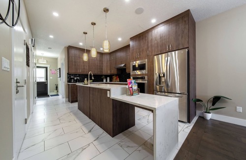 Jasper Place House | The Oasis; Near WEM/DT| Dedicated office | Long stay