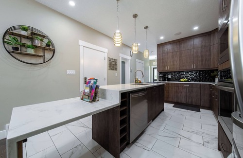 Jasper Place House | The Oasis; Near WEM/DT| Dedicated office | Long stay