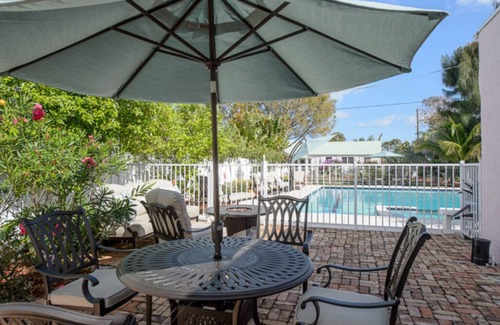 Stuart Cottage | THE OASIS SUITE AT OLD COLORADO INN