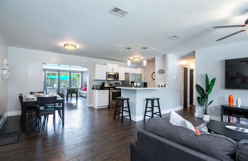 Gainesville House | The Oasis w/New Salt Pool Walk to Publix & Restaurants - 1 Mile to UF