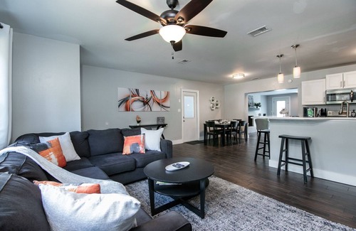 Gainesville House | The Oasis w/New Salt Pool Walk to Publix & Restaurants - 1 Mile to UF