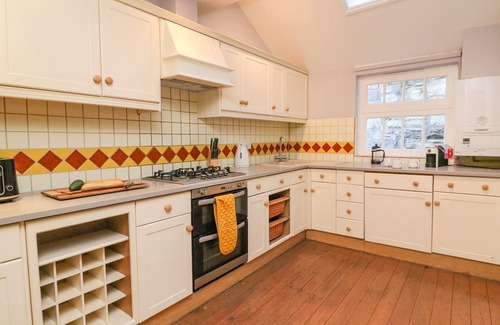 Weymouth Cottage | THE OAST HOUSE, family friendly in Brewers Quay Harbour