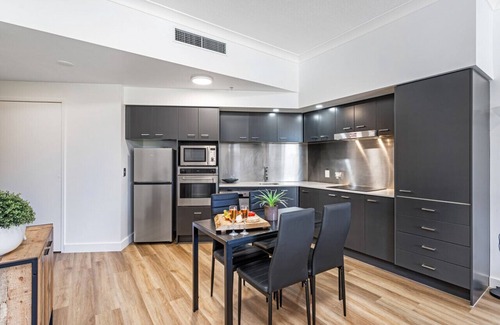 Surfers Paradise Apartment | `The Ocean Breeze Getaway` by Inn Paradise