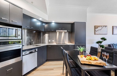 Surfers Paradise Apartment | `The Ocean Breeze Getaway` by Inn Paradise
