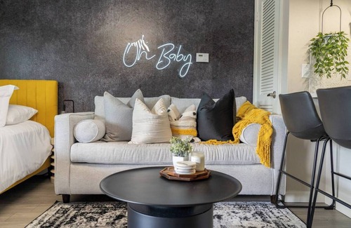 Allandale Apartment | The Ochre | Stylish Social Studio | Sleeps 5
