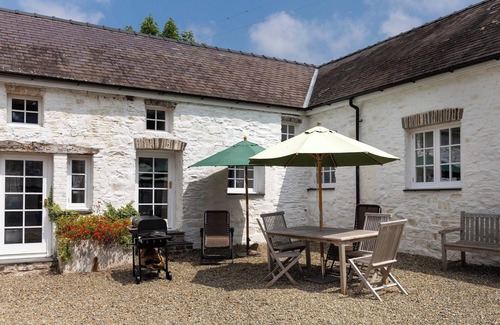 Llandefeilog House | THE OLD CARRIAGE COURT, pet friendly, with open fire in Kidwelly