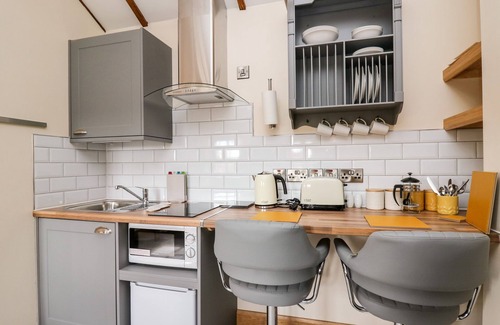 Tirabad Cottage | THE OLD COBBLERS SHOP, romantic, with hot tub in Llandrindod Wells