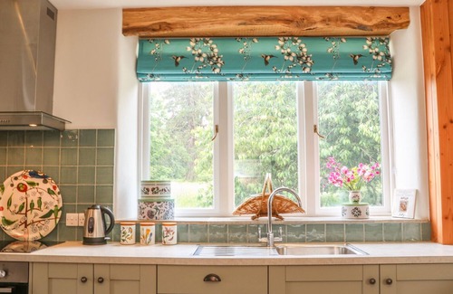 Broadwoodkelly Cottage | THE OLD LAUNDRY, pet friendly, with open fire in North Tawton
