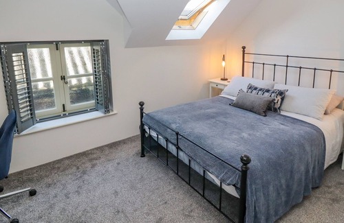 Chippenham Cottage | THE OLD PARLOUR, pet friendly, with open fire in Christian Malford