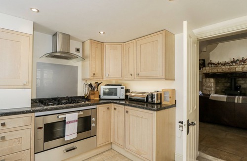 Bledington Cottage | THE OLD READING ROOM, romantic, character holiday cottage in Kingham