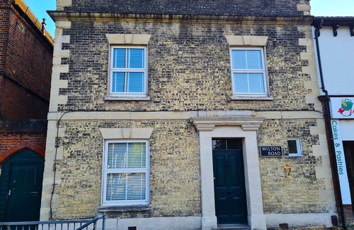 Salisbury House | The Old School House - Parking & Close to City
