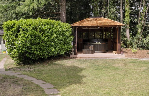 Henryd Cottage | THE OLD STABLE, with hot tub in Conwy