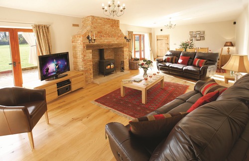 Gastard House | The Old Stables is a pretty farm cottage in Wiltshire, sleeps eight people, child friendly.