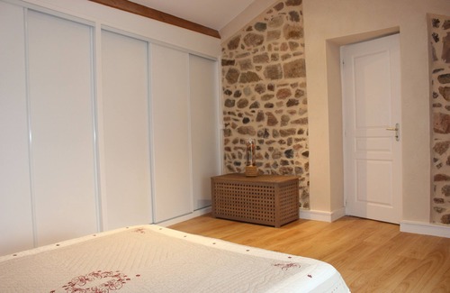 Lamure-sur-Azergues House | The Old Walls, a large apartment with floor and pool